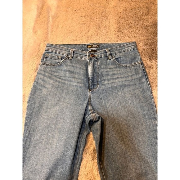 Lee Relaxed Fit Straight Leg High Rise Light Wash Denim Jeans Leg 6 - Picture 7 of 16